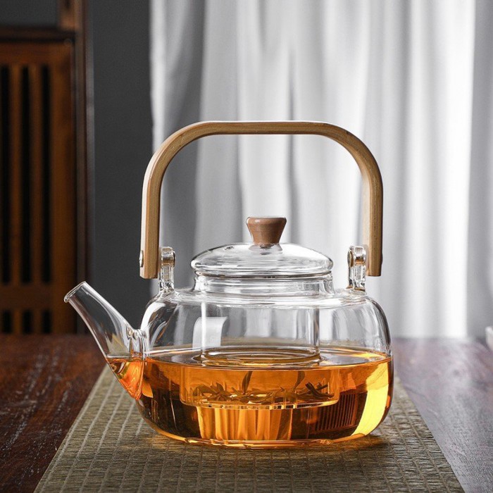 Γυάλινη τσαγιέρα με ξύλινη λαβή και blooming tea σε δίσκο