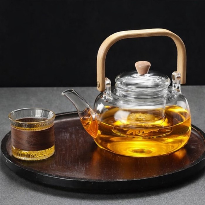 Γυάλινη τσαγιέρα με ξύλινη λαβή και blooming tea σε δίσκο