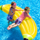 Στρώμα θαλάσσης φουσκωτή μπανάνα Summer Yellow Banana 188x118cm σε πισίνα με παιδιά